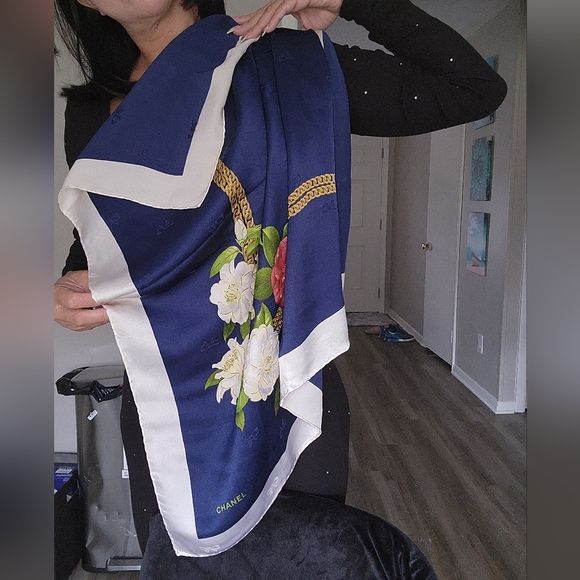 Authentic Chanel scarf - Picture 2 of 8